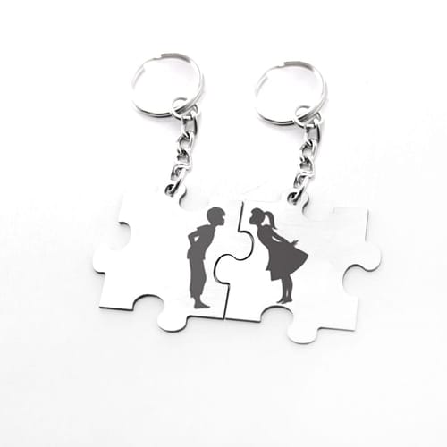 Комплект ключодържатели парчета от пъзел: "Целуващи се момиче и момче"